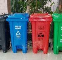 中间脚踏果皮箱