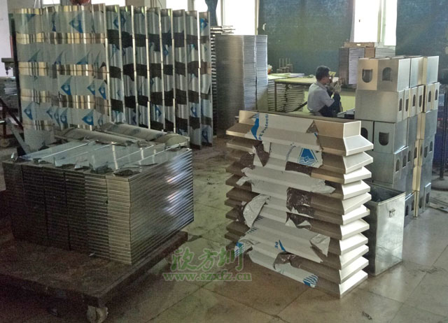 不锈钢果皮箱生产图