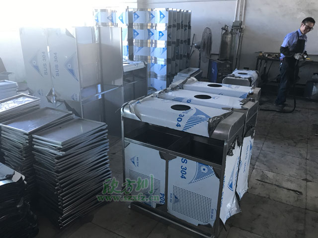 不锈钢果皮箱工厂打磨图